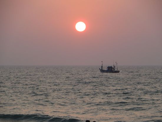 Sonnenuntergang mit Fischerboot auf dem Arabischen Meer