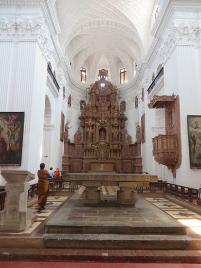 Der Altar, dem des Peterdomes in Rom nachempfunden. 
Der Altar, dem des Peterdomes in Rom nachempfunden.