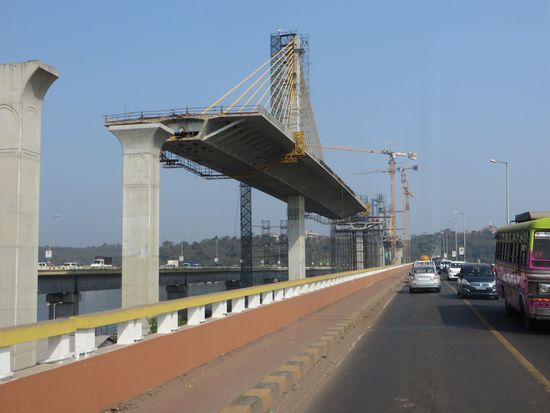 wir fahren über die alte Brücke, die neue ist in Bau