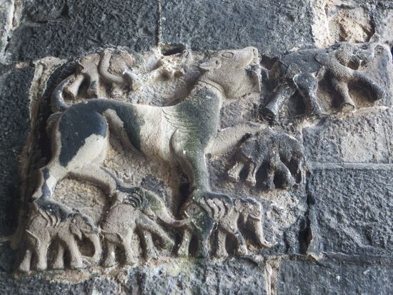 Löwen und Elefanten -Reliefs