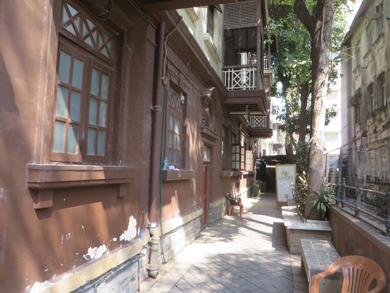 Es ging weiter zum Gandhi – Museum. Hier in diesem Haus hat Gandhi von 1917 bis 1934 gewohnt und gearbeitet. Vom Balkon aus hatte er Reden gehalten.