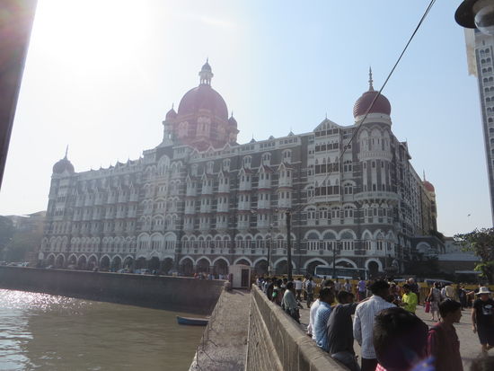 Gegenüber auf der anderen Straßenseite liegt das Taj Mahal Palace Hotel.
