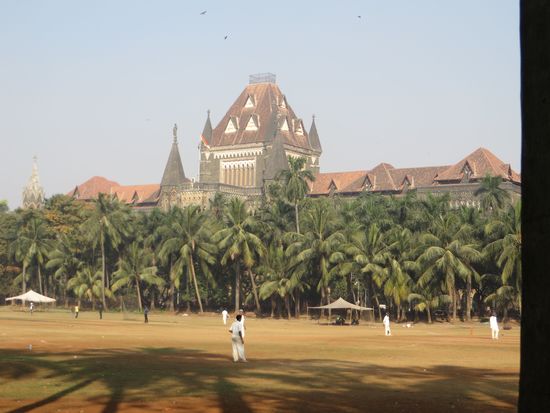 Zwischen 1871 und 1878 entstand nach Plänen des Architekten John Augustus Fuller das Gebäude des Bombay High Court (Oberster Gerichtshof). Es ist mit einer Länge von 170 Metern und einer Höhe von 60 Metern eines der größten viktorianisch-gotischen Gebäude der Stadt.