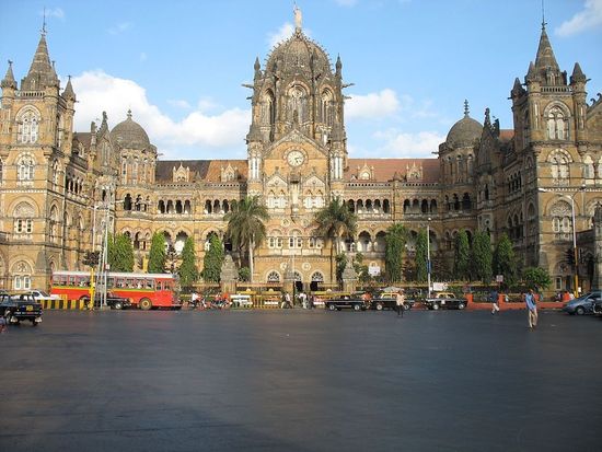 Heute heißt der Bahnhof :
Chhatrapati Shivaji Terminus