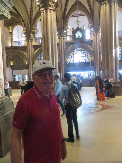 die bunten Glasfenster tragen zu dem Eindruck einer Kirche noch bei.