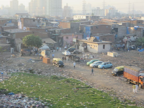 die kleinen Steinhäuser sind schon ein Aufstieg aus dem Slum, obwohl unbeschreiblich viel Müll herumliegt. Die Gerüche sind auch fein.