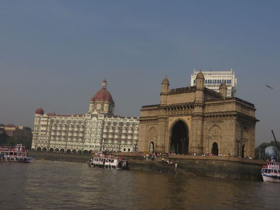 Ein Blick zurück auf den Triumphbogen und das Palace Hotel.