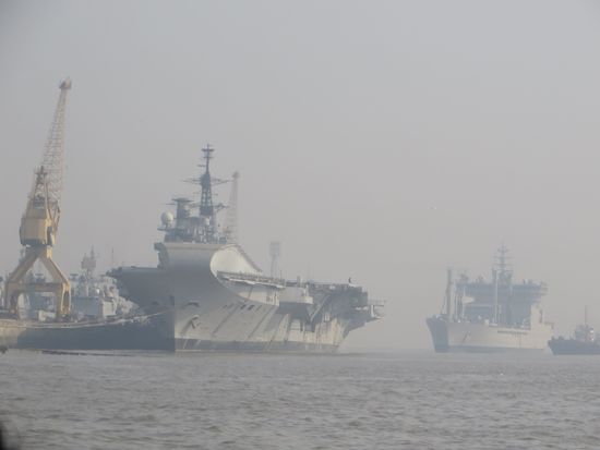 So früh am Morgen ist es noch recht dunstig, trotzdem können wir die Kriegsschiffe, z. B. einen Flugzeugträger, erkennen.