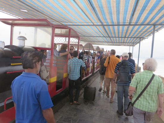 Auf der Insel angekommen, steigen wir in einen kleinen Zug, der uns von der Mole bis zum Aufstieg zu den Höhlen bringt.