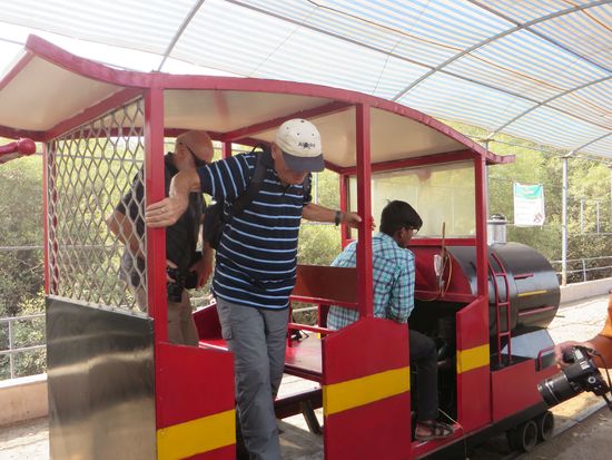 Wir steigen aus und laufen dann durch die Gassen mit Souvenirshops, einen an dem anderen, den Berg hinauf.