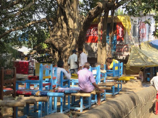Die Träger mit den Stühlen warten auf Kundschaft, die sie dann den Berg hinauftragen.