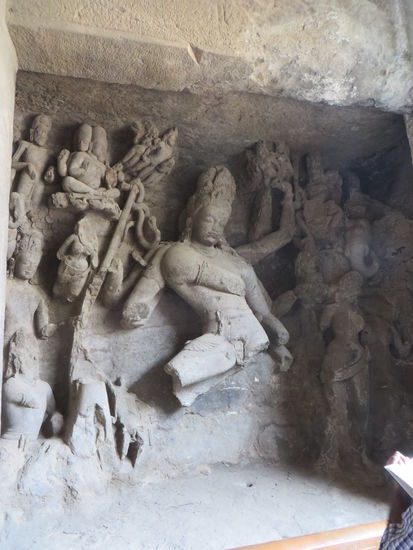 Die Wände der Haupthöhle sind versehen mit unzähligen figürlichen Darstellungen aus den teilweise volkstümlichen Geschichten über Shiva