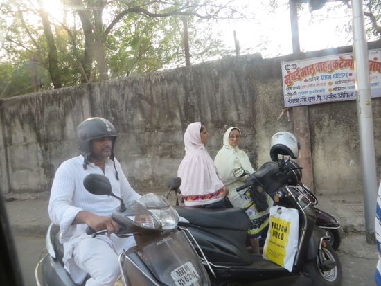 Dann ging’s zurück zu unserem Taxi und wir fuhren weiter durch die Stadt. Auf Motorrollern saßen hier in Mumbai auch Frauen, wie z. B. die beiden Muslima.
