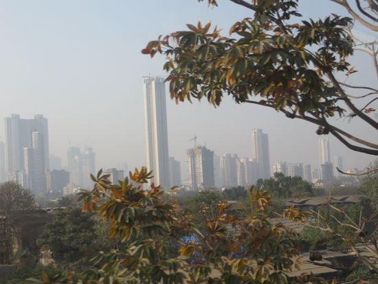 Dann ging’s zurück zu unserem Taxi und wir fuhren weiter durch die Stadt. Auf Motorrollern saßen hier in Mumbai auch Frauen, wie z. B. die beiden Muslima.