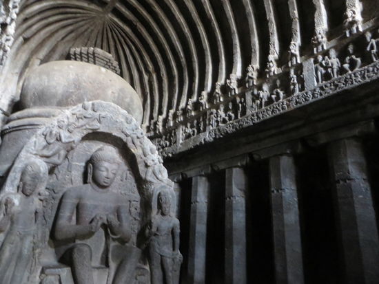 Buddha im Lehrgestus
Das Rippen - Tonnengewölbe endet in kleinen  Buddha - Figuren.