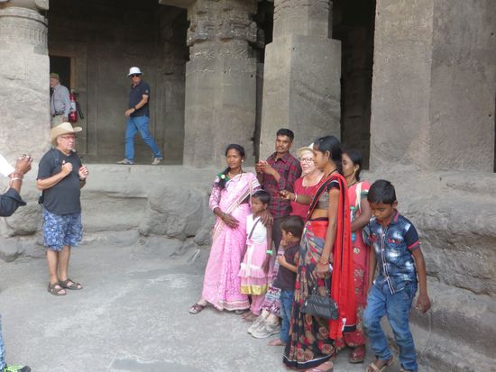 Wie überall, wollen sich die Inder mit uns Europäern fotografieren, was ein buntes Bild ergibt.
