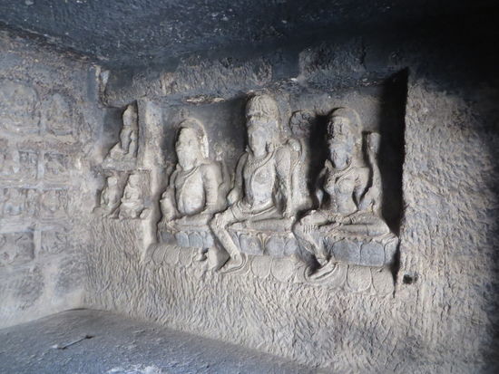 Wir besuchen auch noch andere Höhlen, und können die aus dem Stein herausgehauenen Figuren der Götter bewundern.