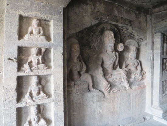 Überall sitzen Götter, oder je nach Tempel Buddhas in den Nischen