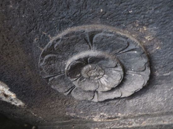 eine Lotusblüte an der Decke