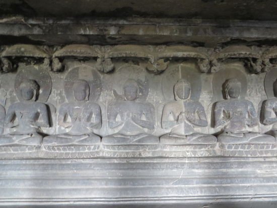 Eine Reihe von Bodhisattvas, mit den verschiedenen Handhaltungen an der Wand entlang