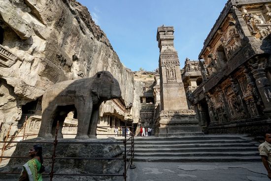 Im Krishnatempel grüßten uns die Elefanten aus Stein, die auf der Insel Elephanta leider nicht mehr da waren.