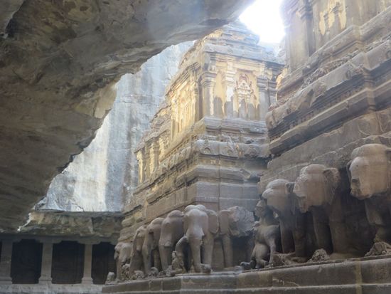 Elefanten rund um das Gebäude