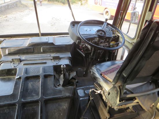 Innerhalb des Geländes wurden wir mit einem Bus gefahren. So sah der Fahrzeugführerstand aus. Man kommt direkt an alle wichtigen Drähte dran.