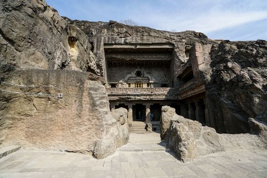 Die Höhle 32, ein Jainheiligtum aus dem 10./11. Jh. und dem Gott Mahavira geweiht. Der Tempel hat zwei Stockwerke. 
Man kann  gut erkennen, daß der zweigeschossige Tempel aus dem Felsen herausgehauen wurde.