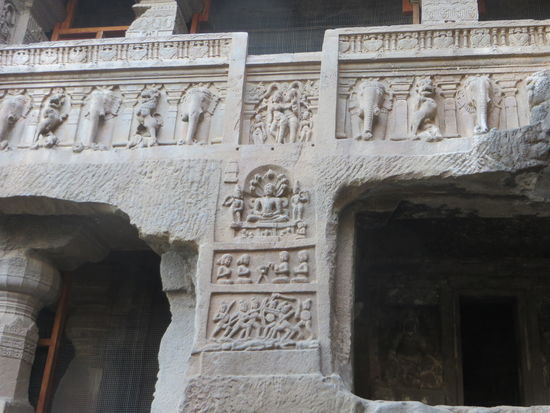 Die Steindekorationen an den Außenwänden