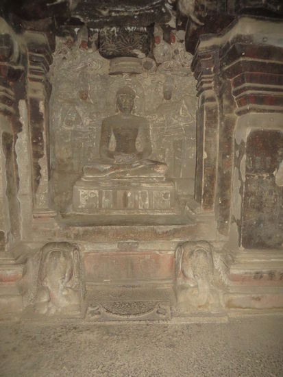 Der Gott Mahavira auf dem Löwenthron mit seitlichen Figuren und Schirmen über seinem Kopf