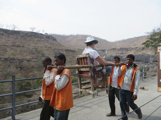 Wem das Laufen zu anstrengend ist, kann sich von 4 Trägern tragen lassen