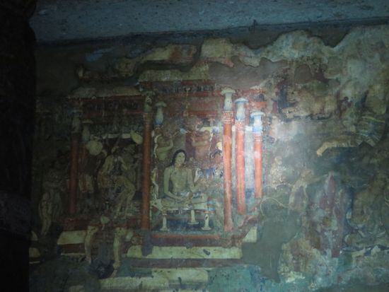 Außergewöhnliche Malereien, die z. B. Szenen aus dem Leben der Mönche zeigen, oder auch Feierlichkeiten an Höfen usw.