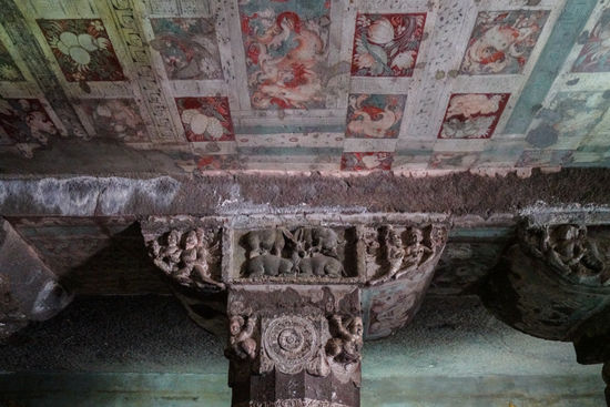 Selbst die Decken sind bemalt und die Kapitelle der Säulen sind reich mit Skulpturen geschmückt.