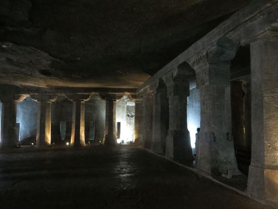 die Höhle Nr.4 aus dem 6. Jh.  hat die größte Halle. Geheimnisvoll fällt das Licht durch die Fenster und beleuchtet die steinernen Buddhafiguren.