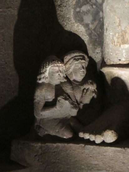 Zu Füssen Buddhas ein anbetendes Paar