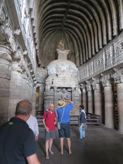 Höhle Nr. 9 datiert aus dem 1. Jh. in der Mitte unter dem Rippen-Tonnengewölbe ist eine Stupa mit Buddha. 
Es gibt 23 Säulen, dekoriert mit Steinreliefs und an den Wänden sind Malereien mit dem Leben Buddhas.