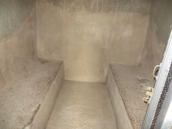 Dagegen einfach und spartanisch – eine Mönchszelle