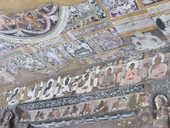 Höhle 17, hier sind die besterhaltensten Malereien der Anlage, datiert ins 5. Jh.