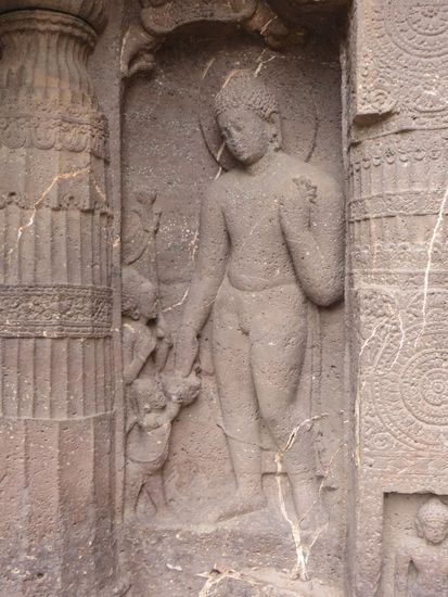 Außen an der Höhle Buddha mit seiner Frau und seinem Sohn.