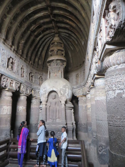 Dann kamen wir zur Höhle des liegenden Buddhas. Hier stand wieder in einem Rippen-Tonnengewölbe eine Stupa. Und links lag dann die Figur des Buddha, so groß, daß ich sie nicht auf ein Foto bekommen habe.