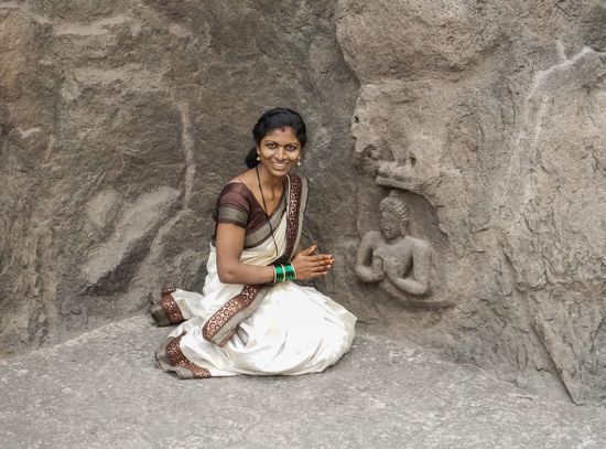 Die schöne Inderin betet Buddha an