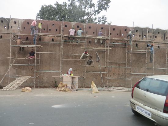 In Burhanpur sehen  wir, daß die alte Stadtmauer restauriert wird.