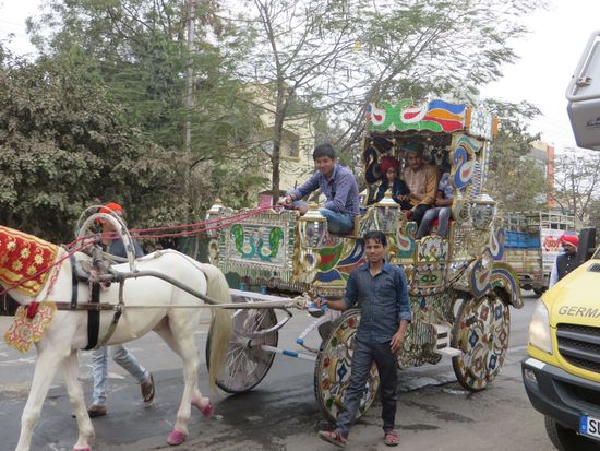 der Bräutigam sitzt in der Kutsche