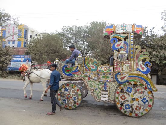 die bunt gestaltete Kutsche