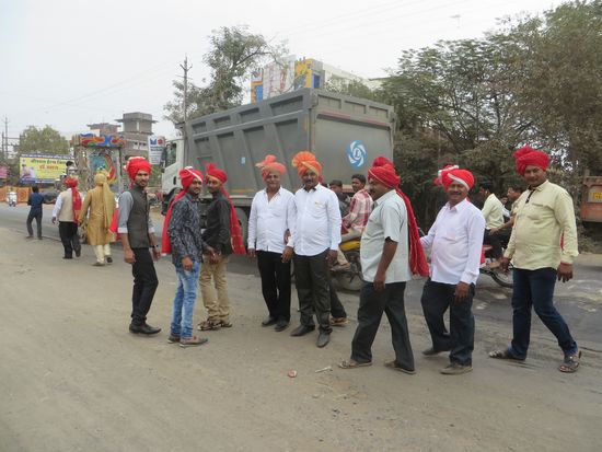 die Freunde mit stolz geschwellter Brust.