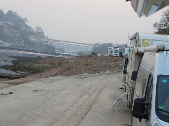 Wir stehen an der Treppe zum heiligen Fluß
