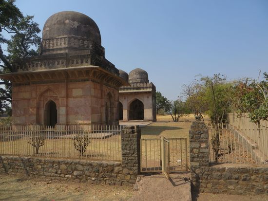 Wir erreichen den Stellplatz und fahren dabei schon an einigen Grabbauten vorbei.