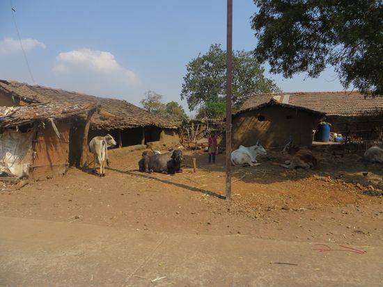 Wir fahren durch das Dorf und hinauf zur Anlage.