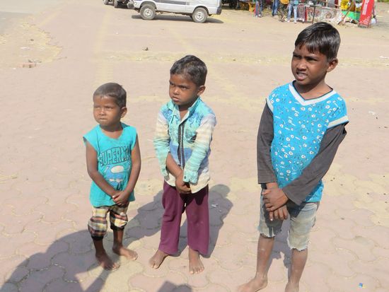Kinder beäugen uns kritisch, als wir aus den Tuk Tuks aussteigen