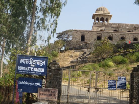 Von diesem Pavillon aus, huldigte die Frau des Sultans dem Fluß, der Sage nach. Der Sultan hatte unter dem heiligen Baum eine Quelle des Narmada Flusses ausgegraben, den Narmada Fluß sehen und ihm huldigen zu können, war die Bedingung, den Sultan zu heiraten.